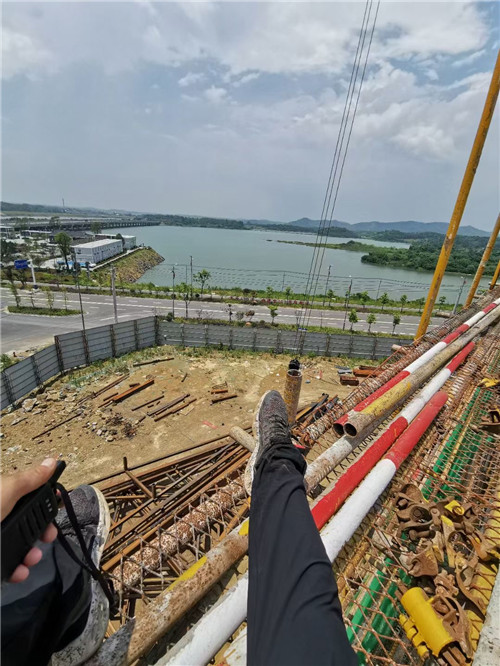 麦盖提县作业中发生设备损坏或人员意外，责任怎么划分？