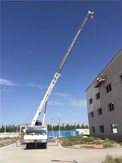 麦盖提县“轻装强干”—— 吊车的 “轻量化臂架” 技术